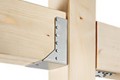 Houten constructie met metalen hoekverbinding