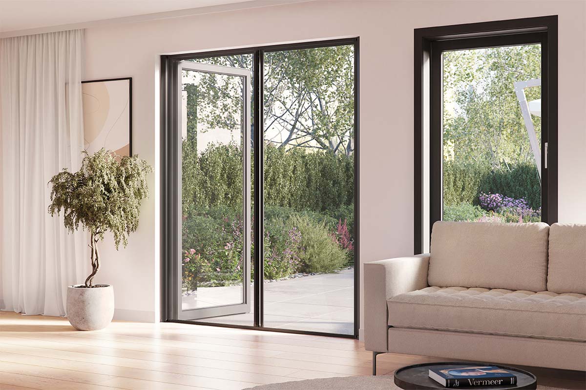 Lichte woonkamer met openslaande deuren en raam met uitzicht op de tuin