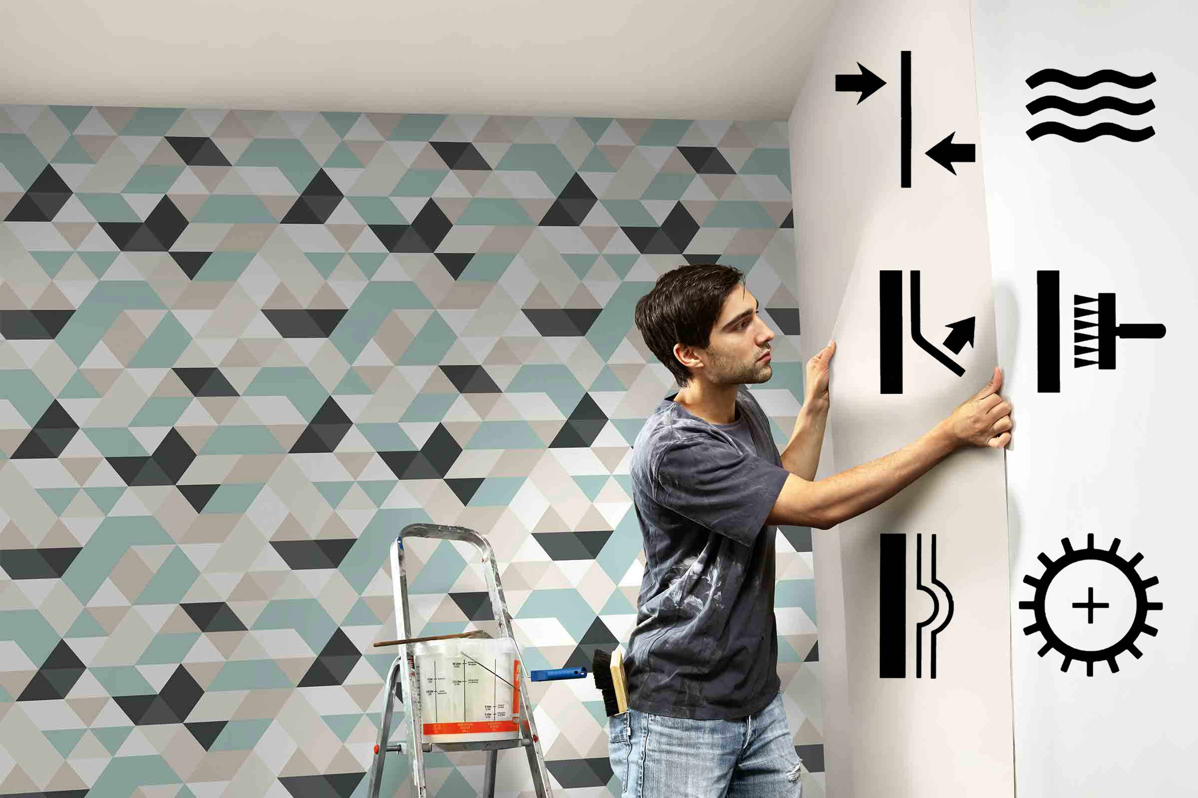 Man behangt muur met geometrisch patroon. Symbolen op behang: naadloze aansluiting, waterbestendig, corrigeerbaar, behangborstel, zonder patroon