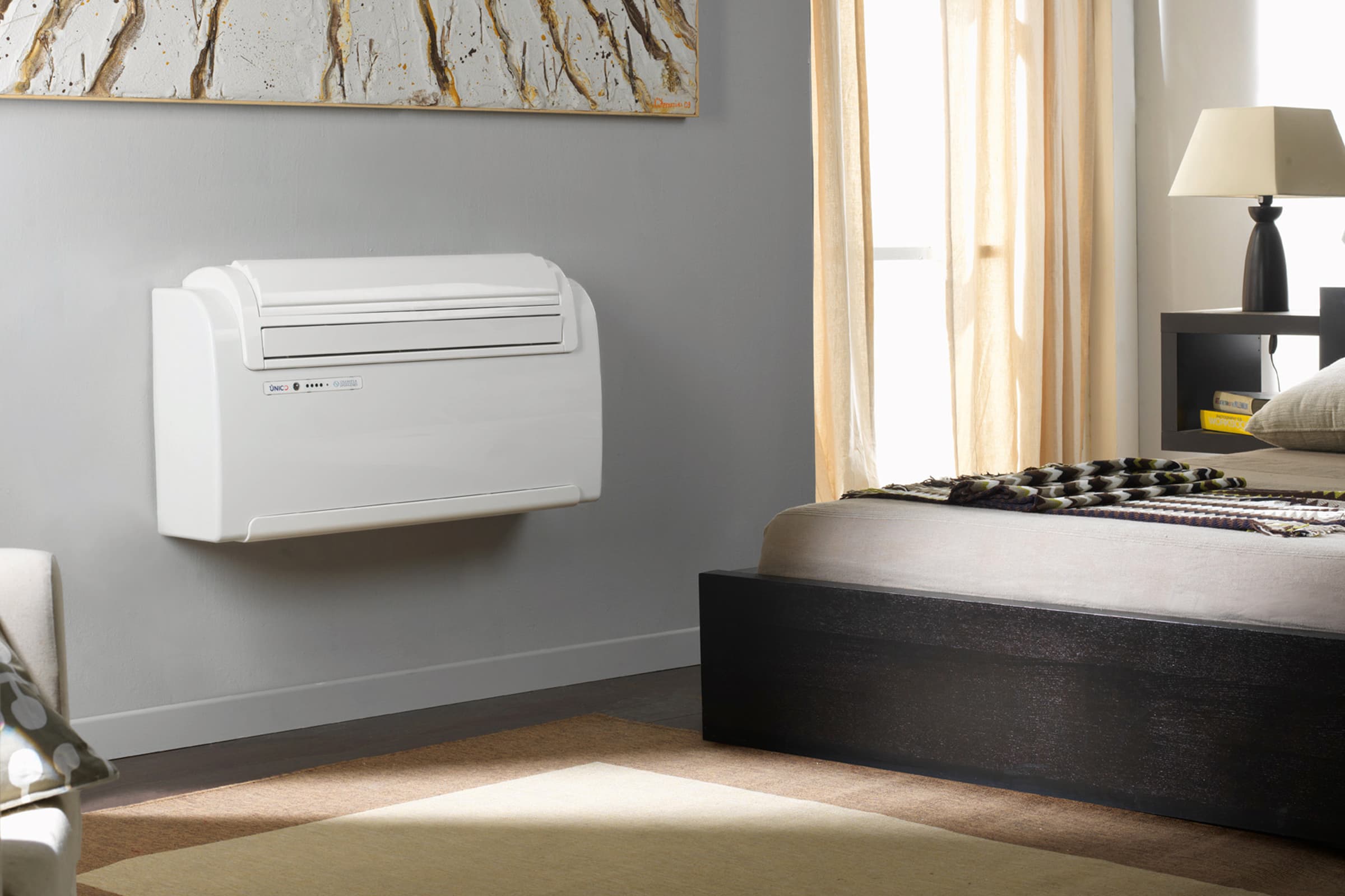 Slaapkamerinterieur met een witte wandairconditioner