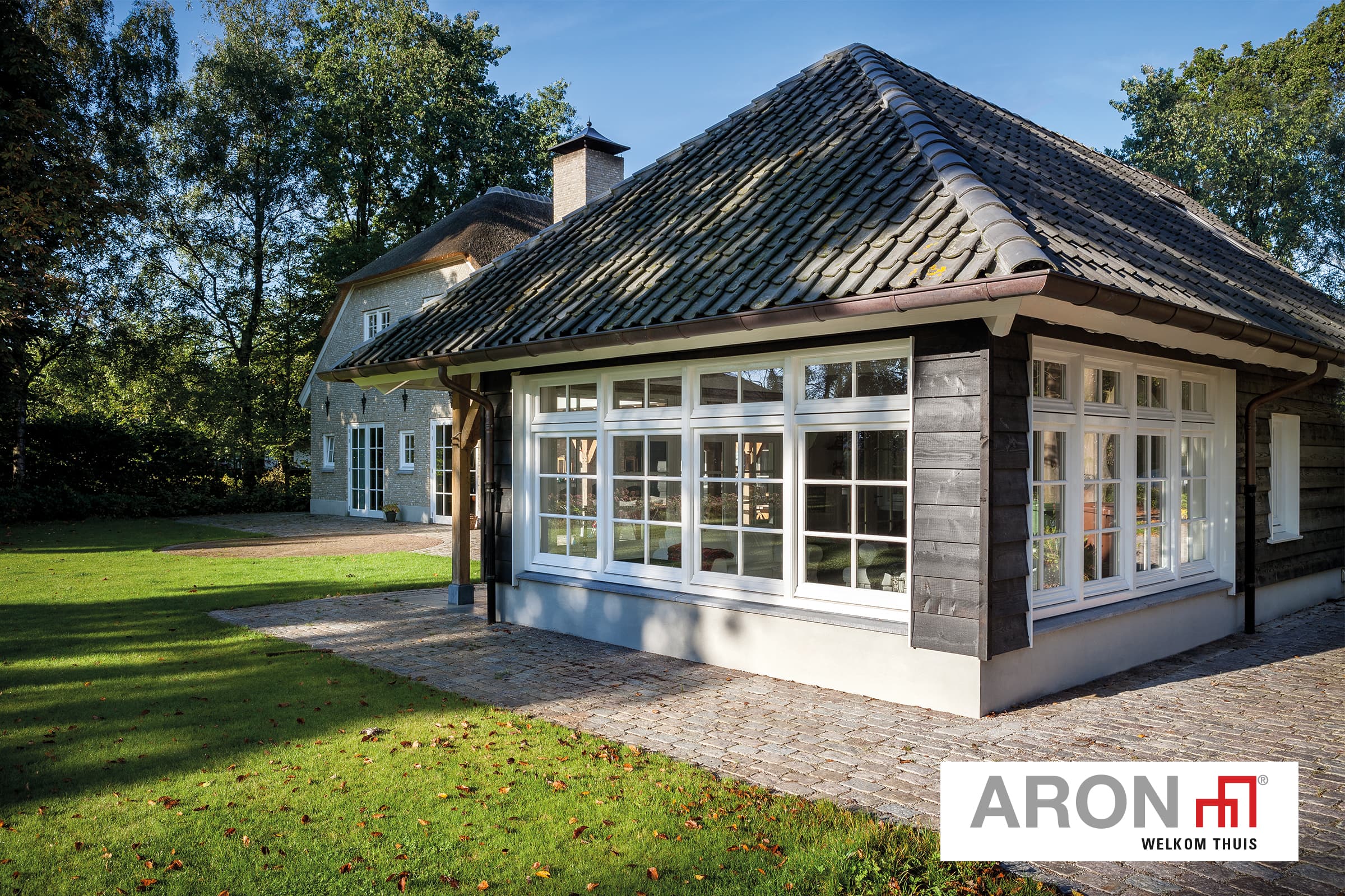Huis met witte ramen en donkere houten bekleding