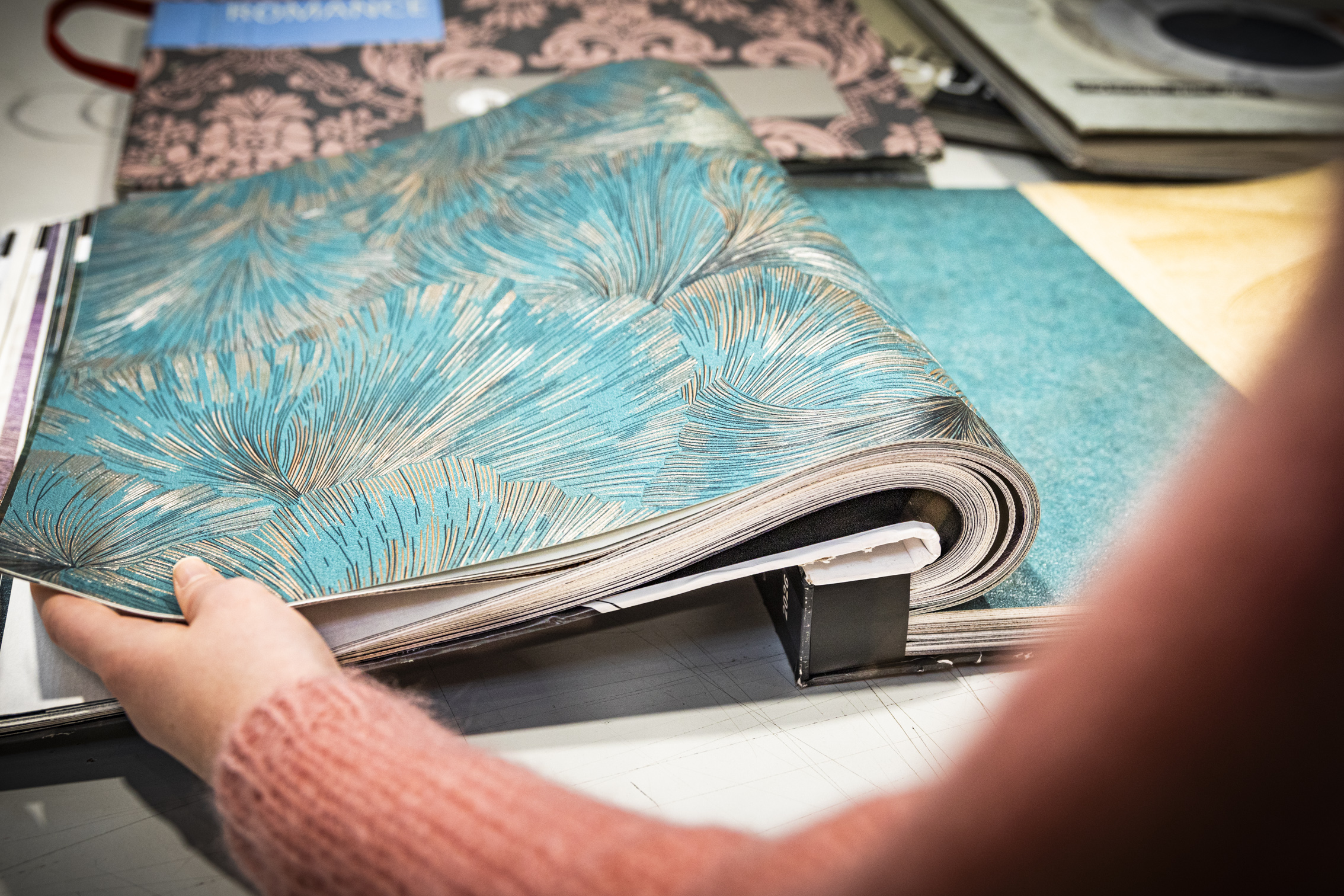 Behangstalenboek met bloemmotief