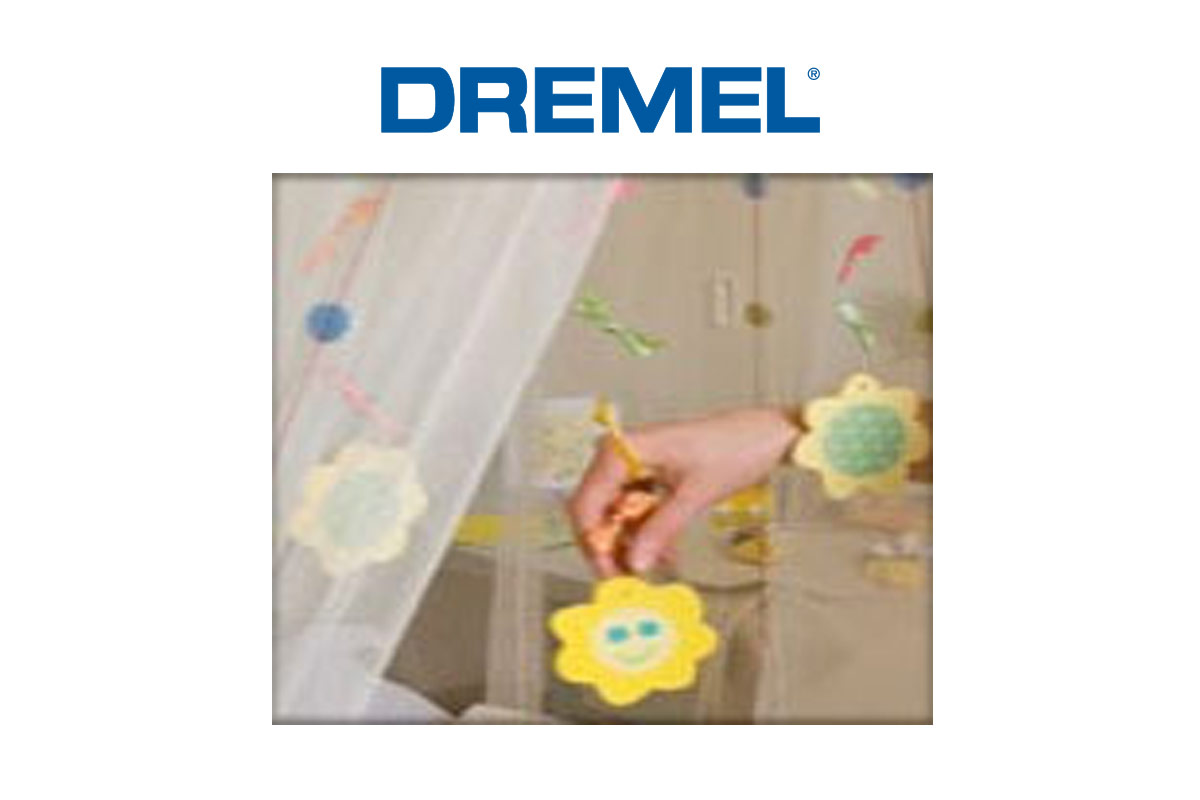 Dremel logo. Handgemaakte decoratie van hout.