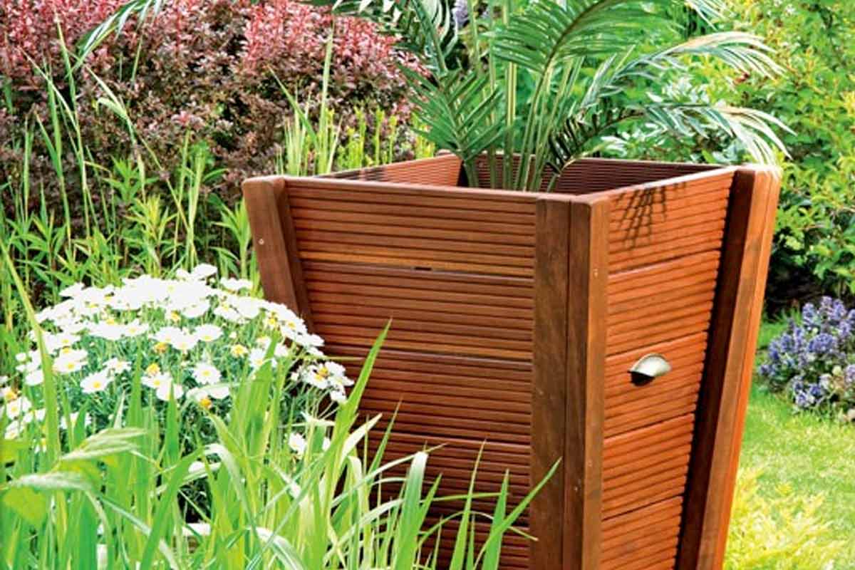 Houten plantenbak in de tuin met beplanting