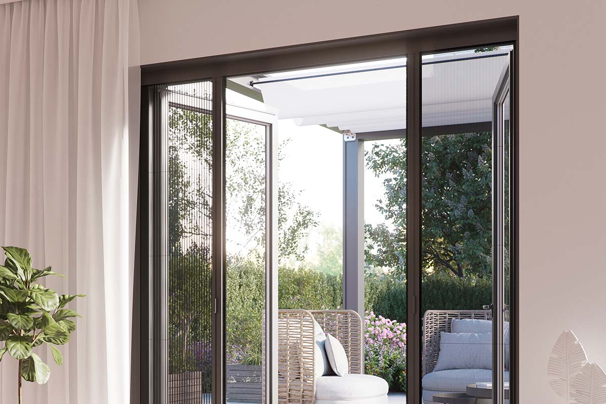 Openstaande terrasdeur met insectenhor en uitzicht op een terras met tuinmeubelen