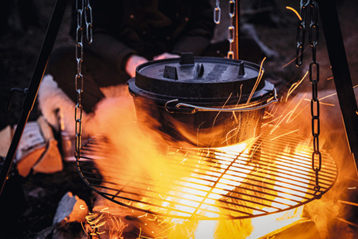 Dutch Oven op een grill boven open vuur, ideaal voor buiten koken