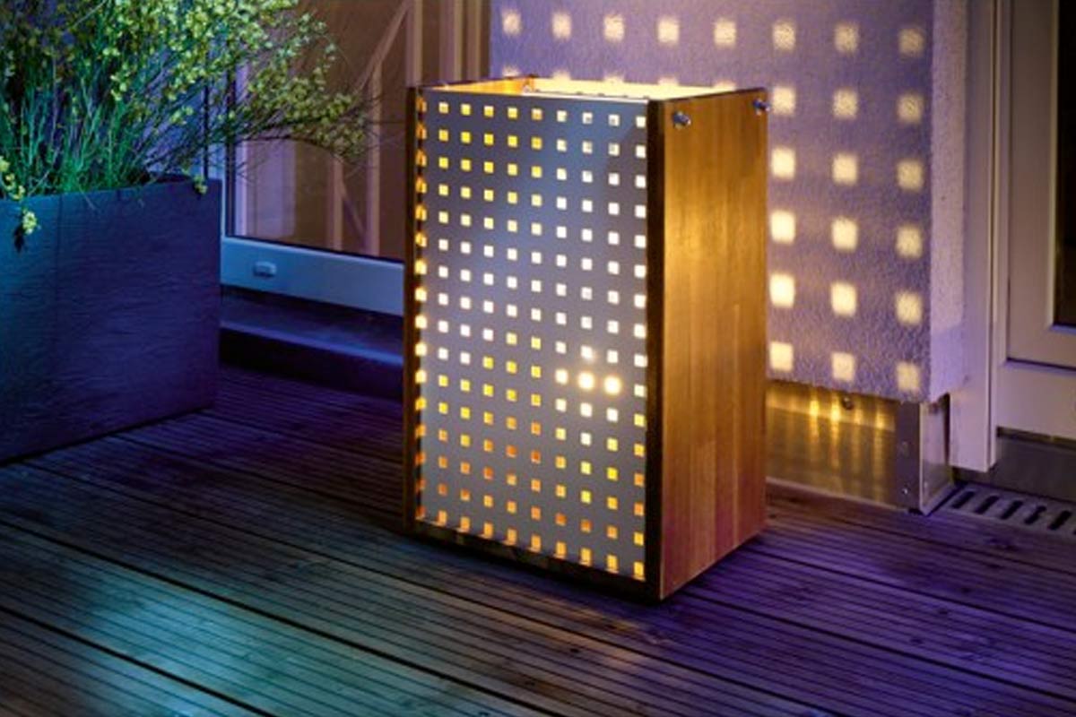 Decoratieve houten lantaarn met vierkante uitsparingen voor buiten.