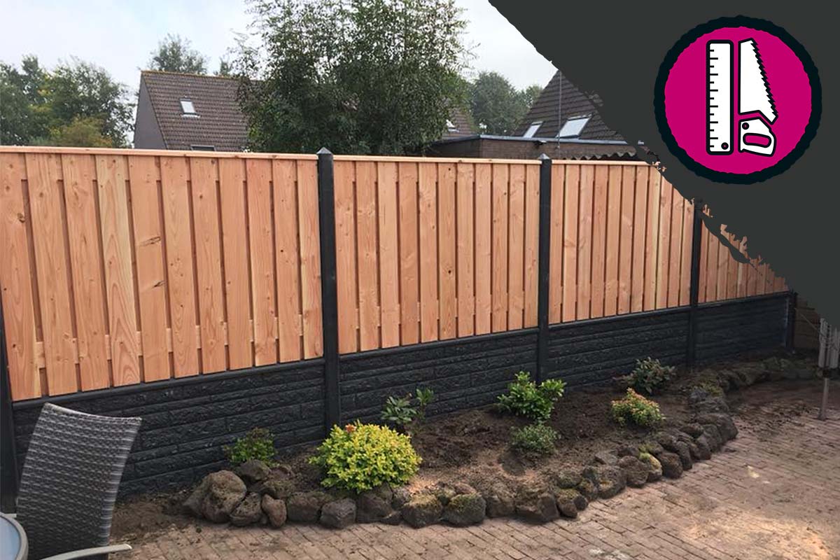 Houten schutting met betonnen fundering in de tuin