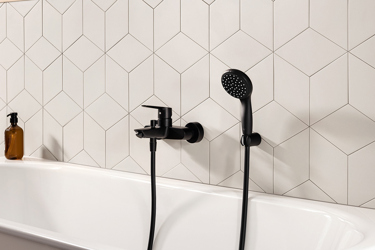 Badkraan met handdouche in een lichte badkamer