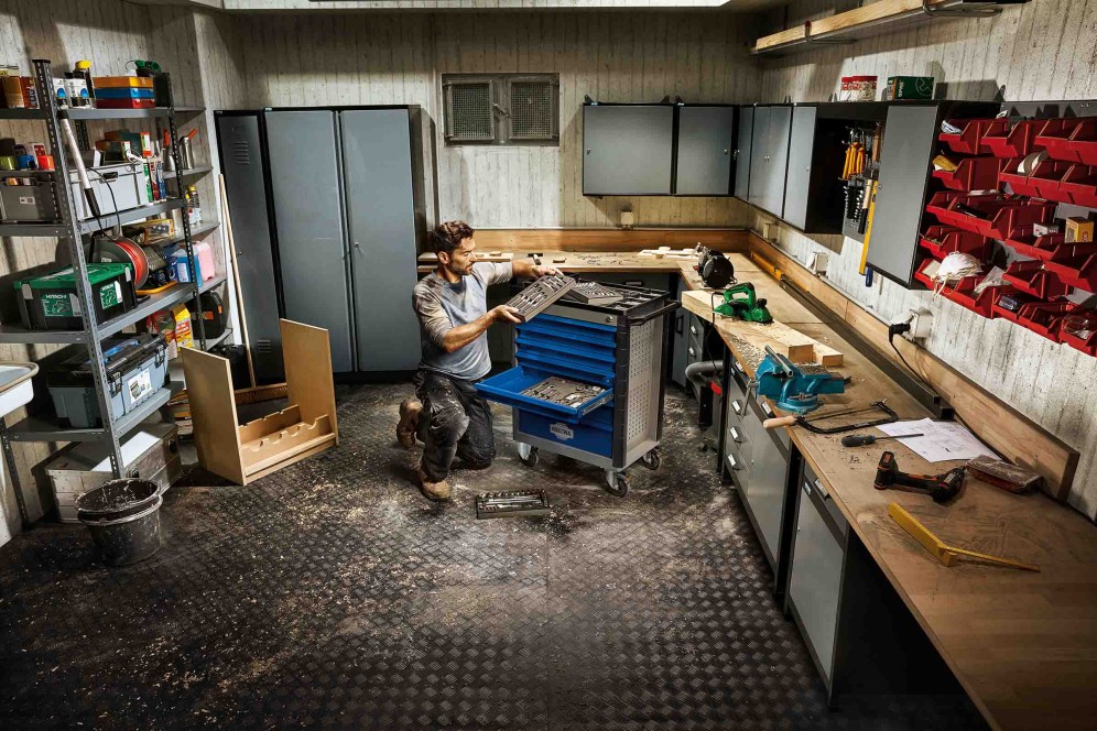Werkplaats met gereedschapswagen, werkbank en stellingen voor doe-het-zelfbenodigdheden
