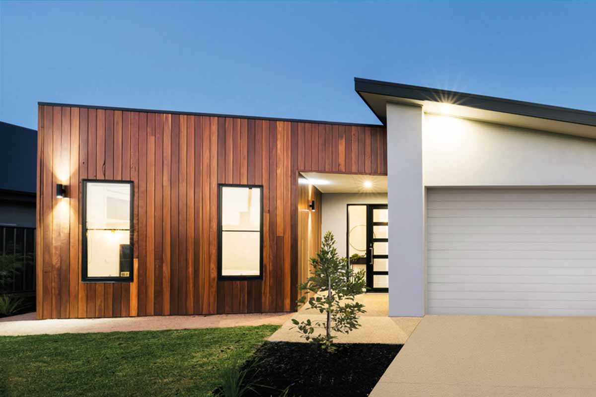 Moderne woning met houten gevelbekleding, ramen en garage.