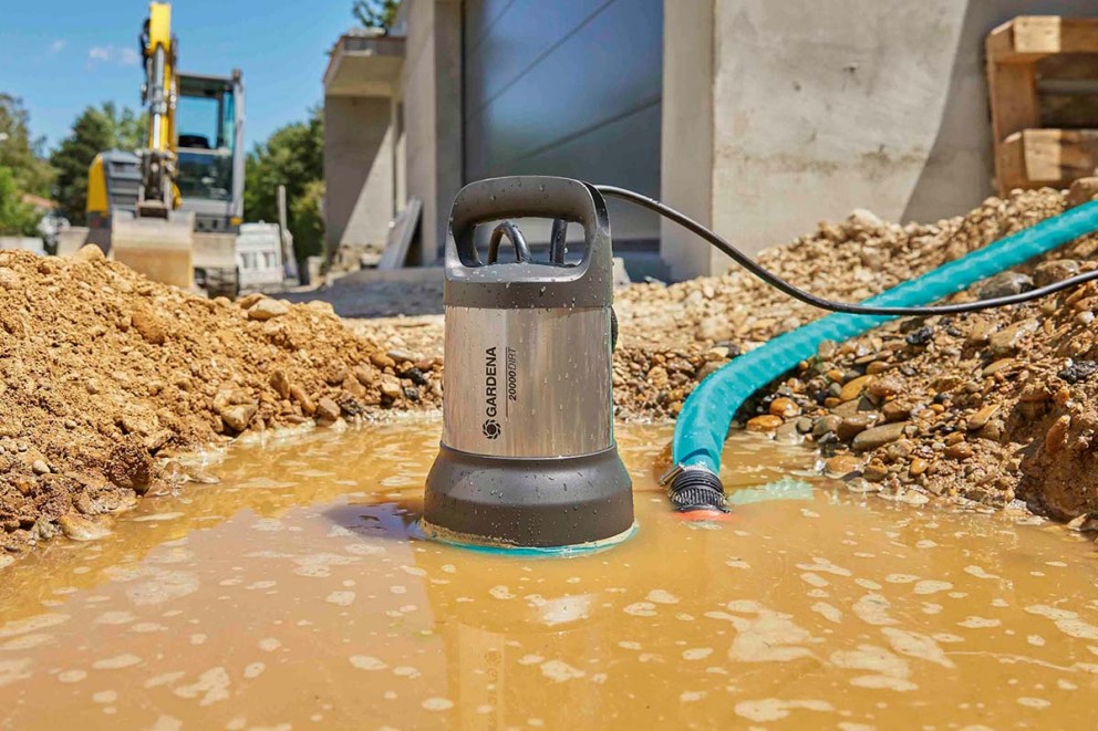 Gardena vuilwaterpomp in gebruik op een bouwplaats