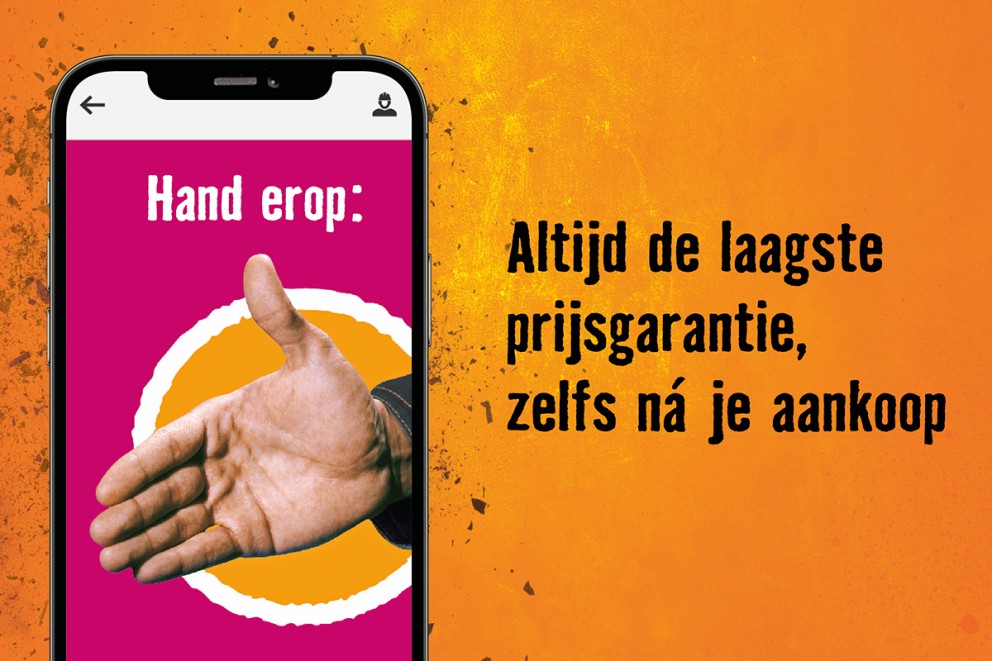 Hand op een smartphone met de tekst: Altijd de laagste prijsgarantie, zelfs na je aankoop