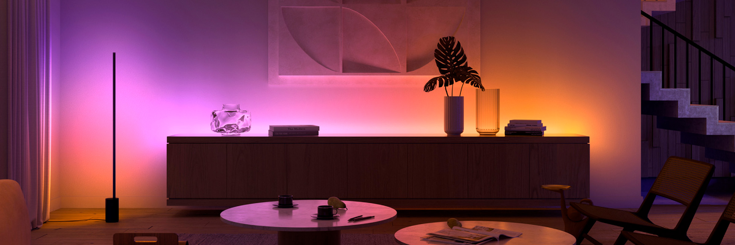 Moderne woonkamer met vloerlamp, dressoir en decoraties