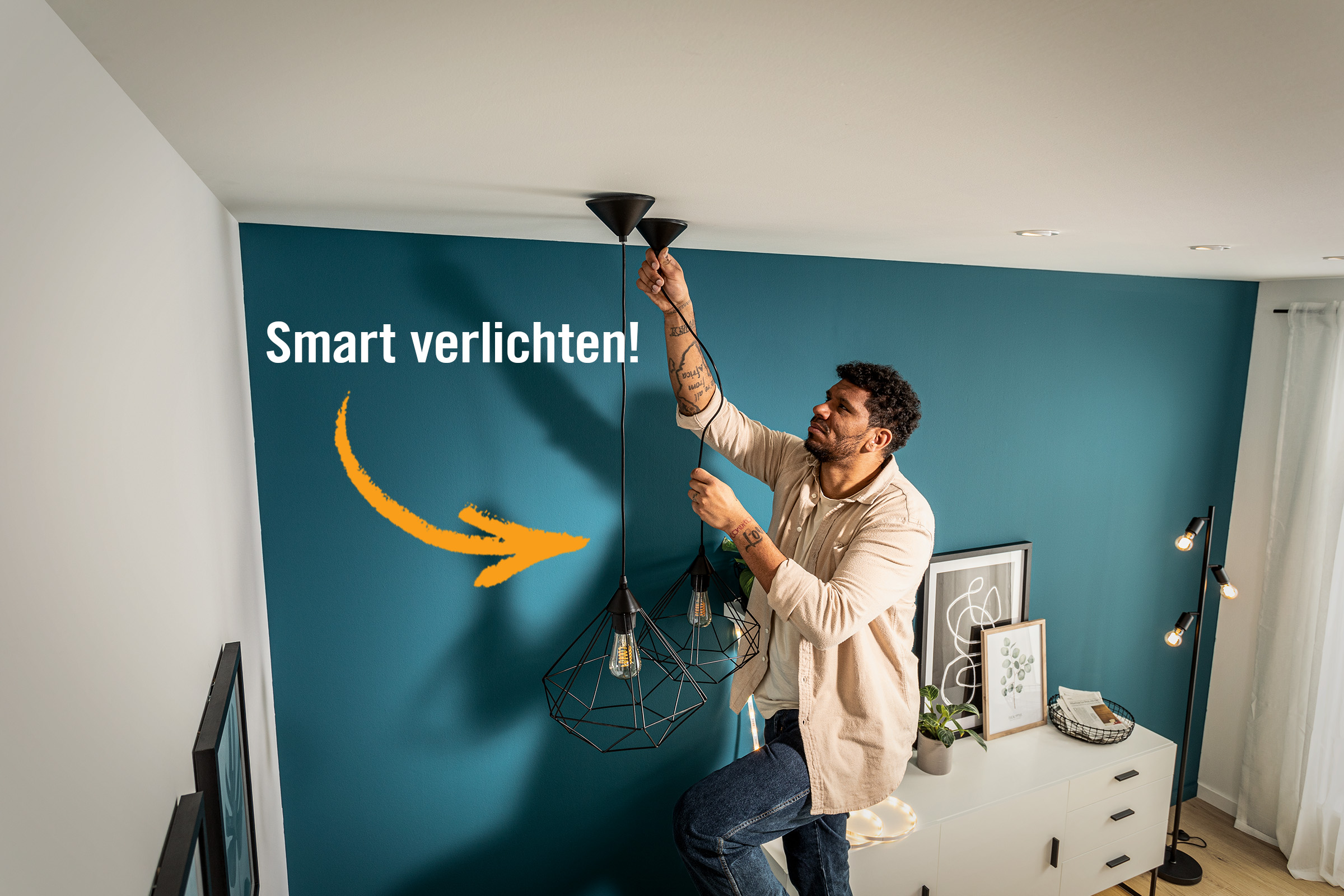 Een man monteert een hanglamp aan het plafond om slimme verlichting te installeren