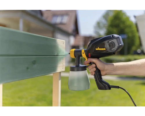 Verfspuitsysteem brengt verf aan op een houten object