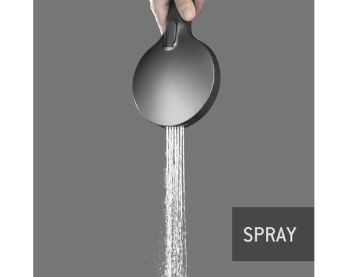 Handdouche met waterstraal in werking