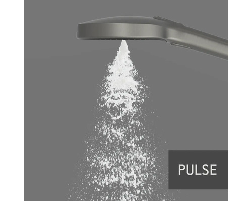 Handdouche met waterstraal in doucheruimte met het opschrift Puls