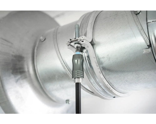 Montage van een ventilatiekanaal met een schroevendraaier