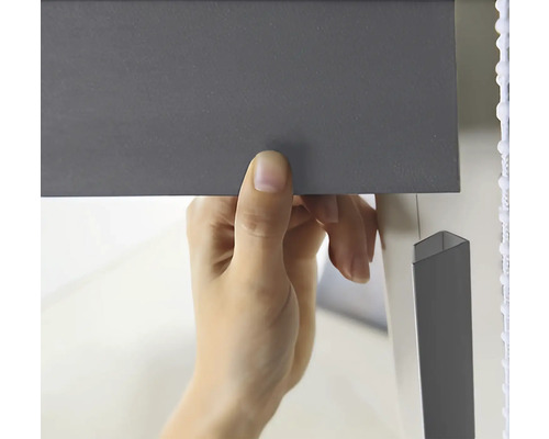 Een persoon bevestigt een jaloezie.