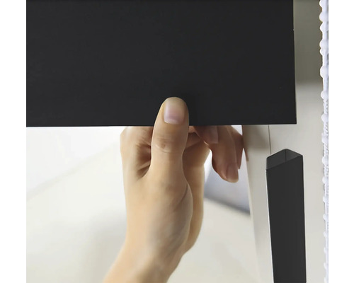 Montage van een zwarte jaloezie