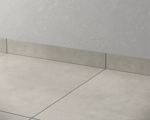 Vloertegels en plinten van keramisch parket tegen een muur