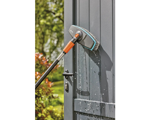 Gardena wasborstel met telescopische steel reinigt een tuindeur