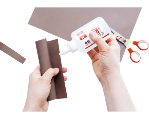 Knutselscène met lijm, papier en schaar