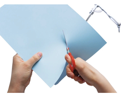 Handen knippen papier met een schaar