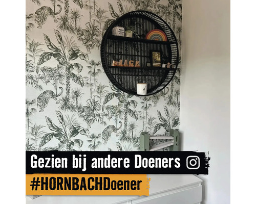 Woonkamer met decoratieve wandplank en junglebehang