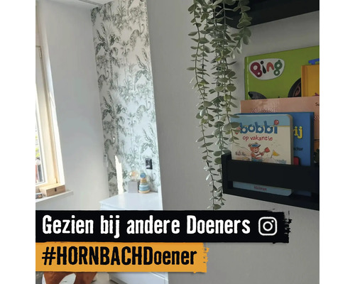 Kamerdecoratie met behang, plank en kamerplant