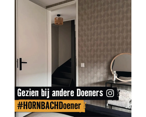 Interieur met deur, trap, behang en decoraties