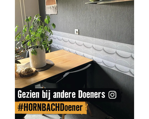Wanddecoratie idee met houten meubels en kamerplanten
