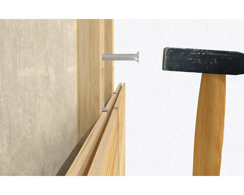 Hamer slaat spijker in houten bekleding