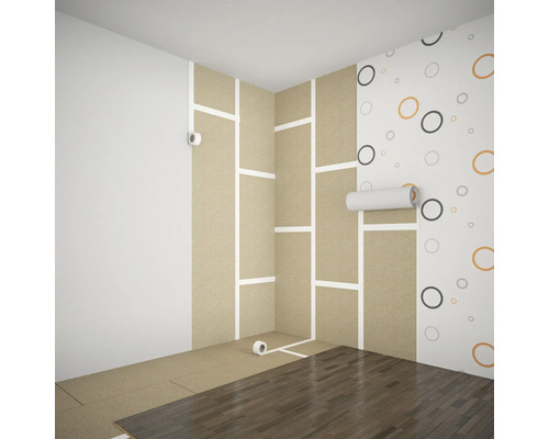 Kamer met voorbereide muren voor behangen en nieuwe houten vloer