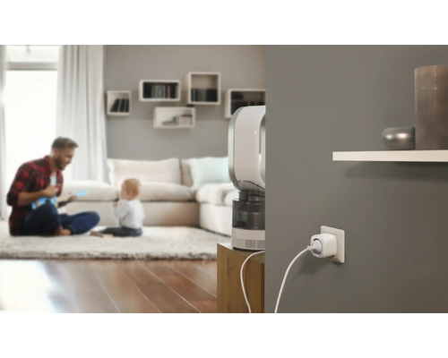 Interieur met luchtreiniger, stopcontact en gezin