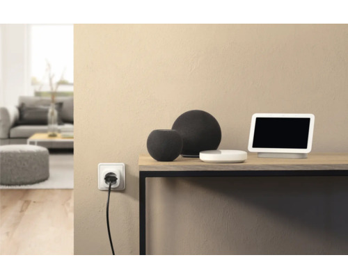 Slimme luidsprekers en een slim display op een tafel in een woonkamer.