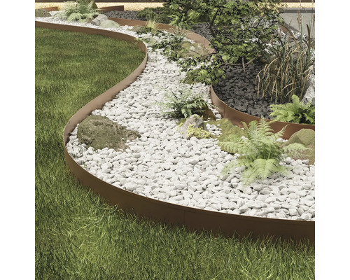 Tuinscene met gazon, grindpad en flexibele gazonrand voor het ontwerpen van tuinpaden