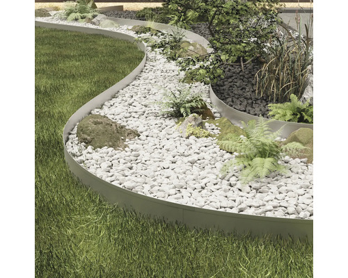 Tuinlandschap met gazon, grindpad en metalen omheining