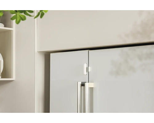 Detailopname van een koelkast met koelkastdeurcontact