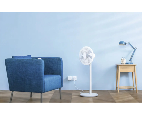 Woonkamerscène met fauteuil, ventilator, bedlamp en wekker