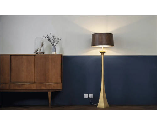 Vloerlamp naast een dressoir in de woonkamer