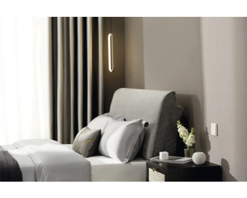 Slaapkamer met bed, nachtkastje en verlichting