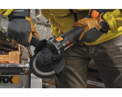 Iemand gebruikt een haakse slijper om metaal te snijden, waarbij vonken vrijkomen.