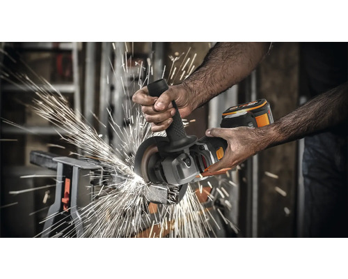 Een persoon gebruikt een draadloze haakse slijper om metaal te snijden, waarbij vonken vrijkomen.