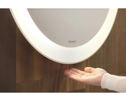 Ronde spiegel met ledverlichting en Duravit logo in de badkamer