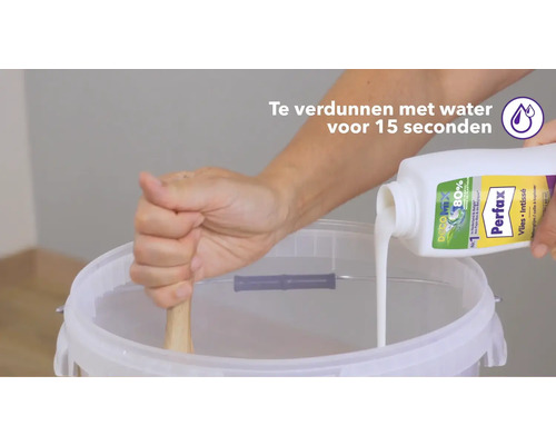 Mengen van behangplaksel in een emmer.