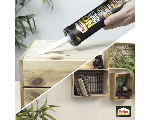 Montagelijm aanbrengen op een houten kist, op de achtergrond decoratieve wandplanken en het Pattex logo.