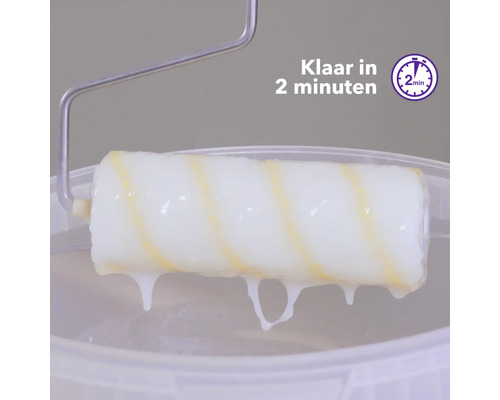 Verfroller ondergedompeld in verf