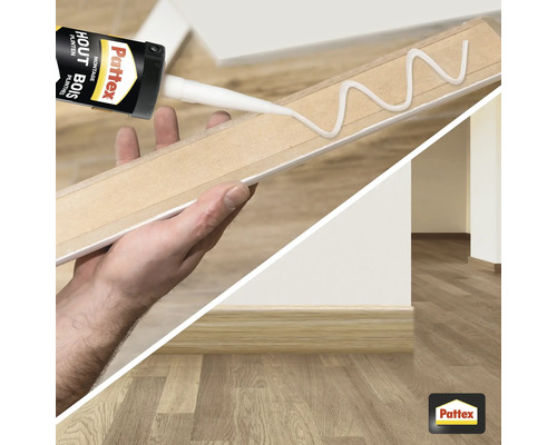 Houtlijm wordt aangebracht op een houten lat met Pattex Montage Houtlijm. Op de achtergrond is een kamer met een gemonteerde houten lat te zien.